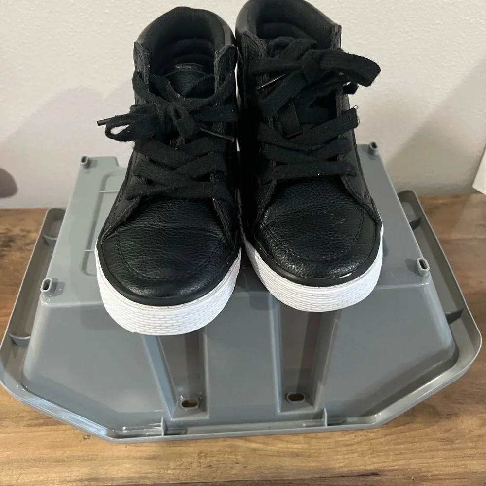 The children’s place Kids Black High-Top‎ Sneakers size 13